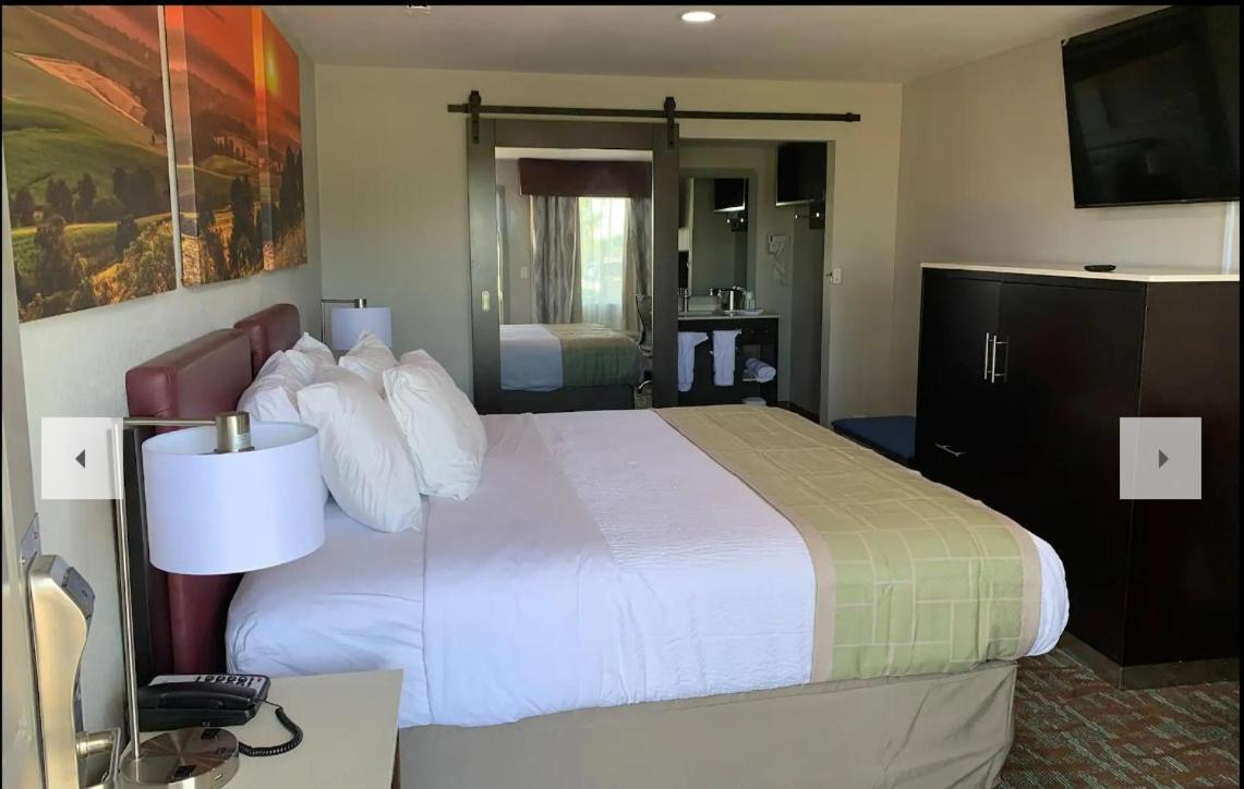 Days Inn By Wyndham Bellville Mansfield Экстерьер фото