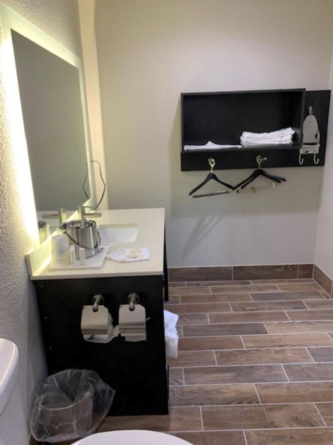 Days Inn By Wyndham Bellville Mansfield Экстерьер фото