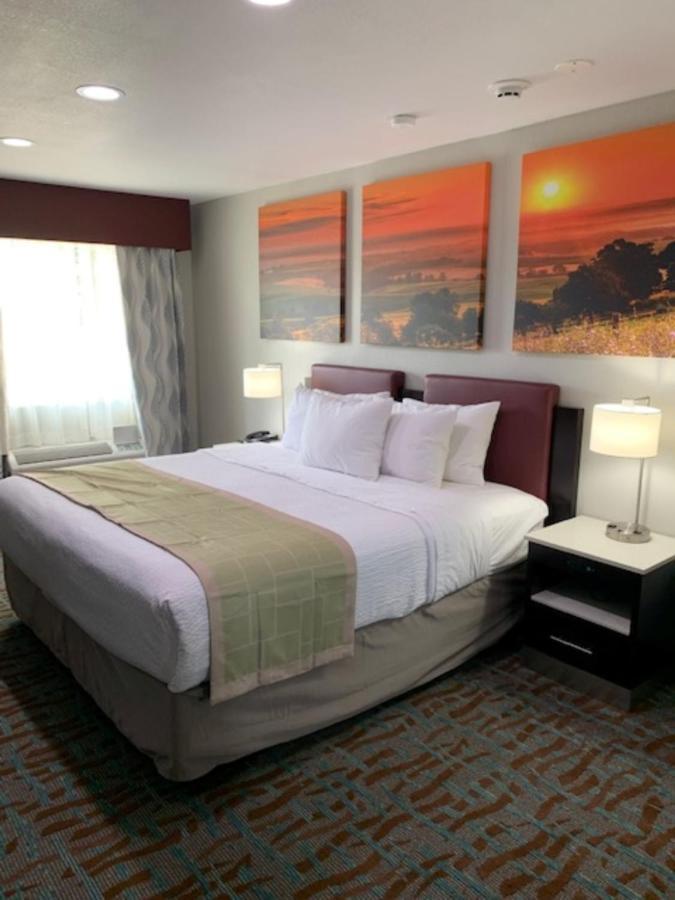 Days Inn By Wyndham Bellville Mansfield Экстерьер фото